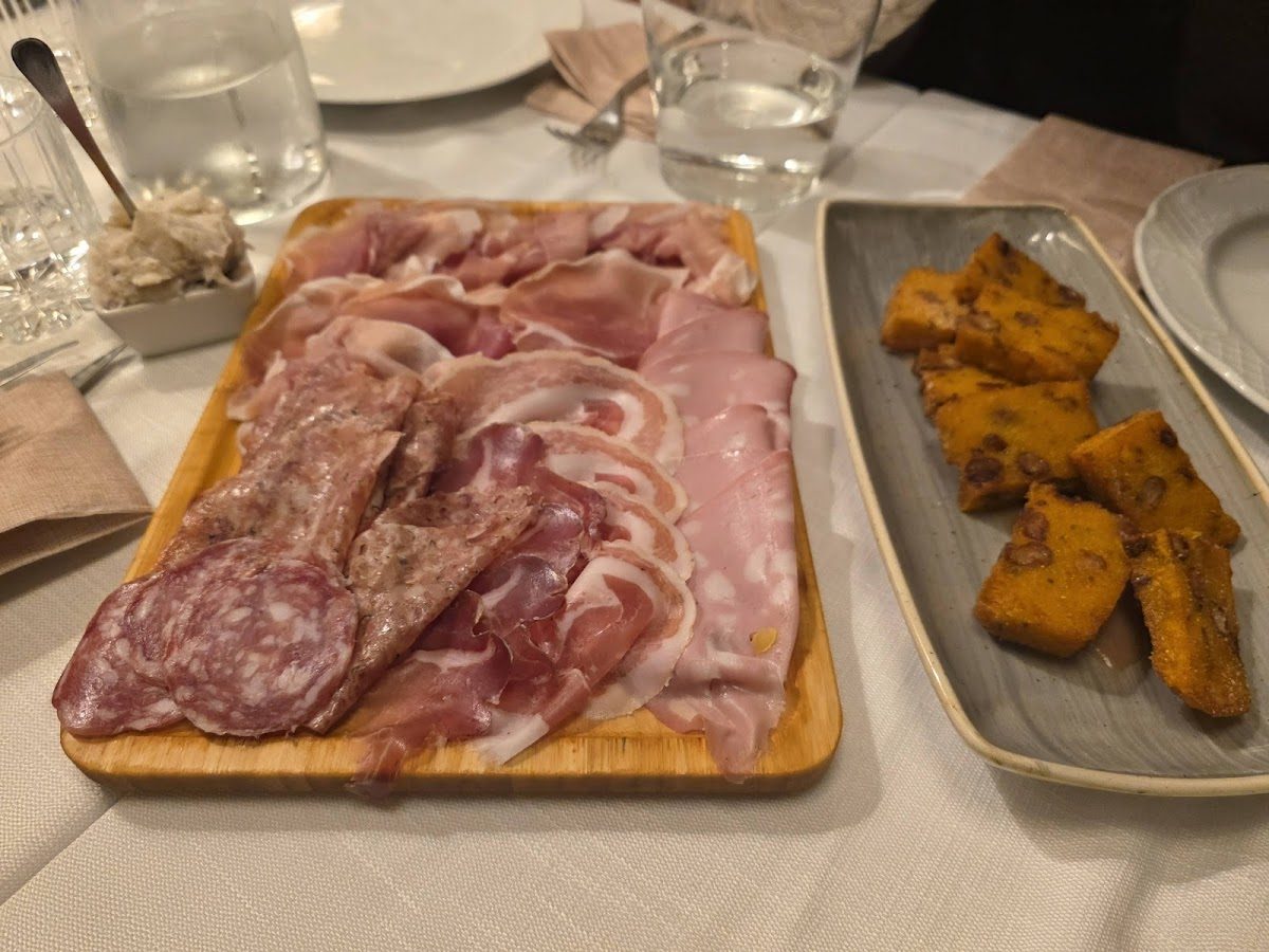 Tagliere di salumi modenesi con calzagatti fritti