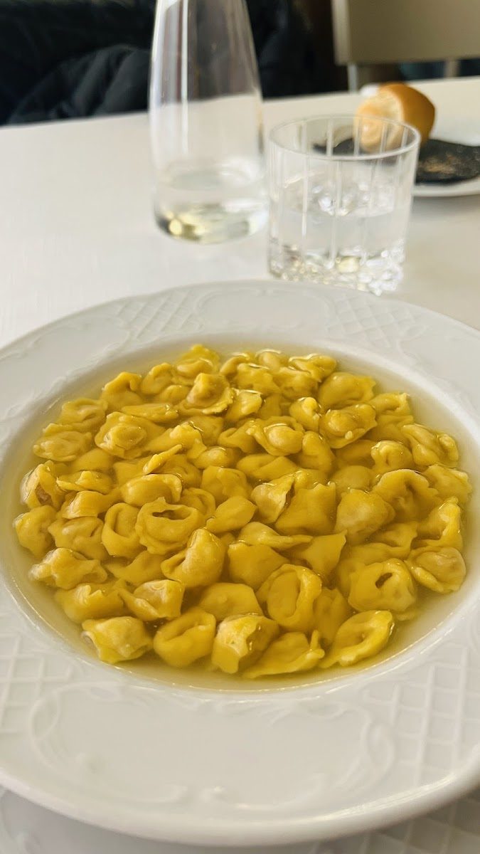 Tortellini in brodo ristretto di cappone