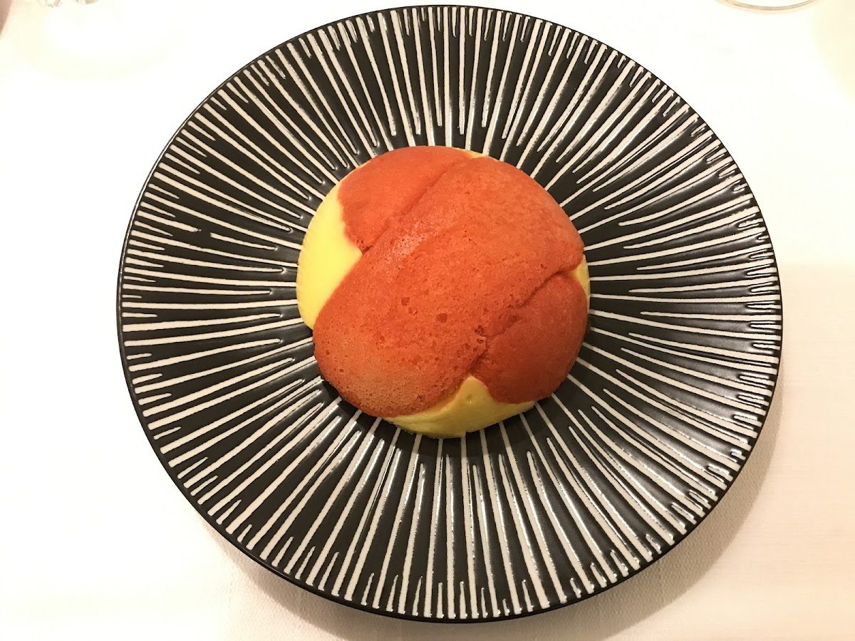 Zuppa inglese servita su piatto rigato nero